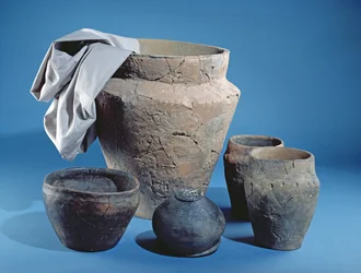 Sześć garnków wykonanych do różnych celów, wszystkie z Oxfordshire (ceramiczne0